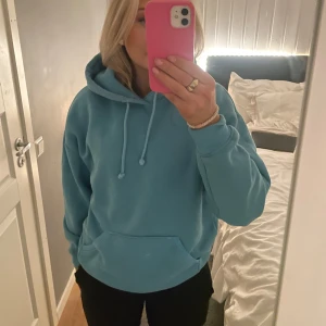 Blå hoodie - Säljer en supermysig blå hoodie i mycket bra skick. Den är från bikbok och är knappt använd💙💙