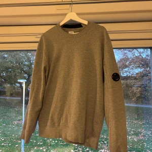 C.P Company Tröja Grå - Stilren C.P Company Tröja. Passar storlek M. Fint skick