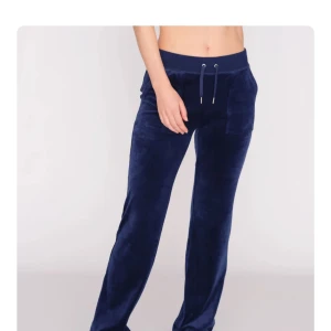 Mörkblå Juicy couture mjukisbyxor  - Säljer mina juicy byxor då dom inte kommer till användning längre. Hela och rena och sparsamt använda. Dom är uppsydda och passar perfekt om du är mellan 157-162! (Går även att sprätta upp då dom inte är avklippta och kan få sin fulla längd om de skulle önskas!) Köpta för 1200kr och säljs för 800kr men priset går att diskuteras, kom med bud !😊