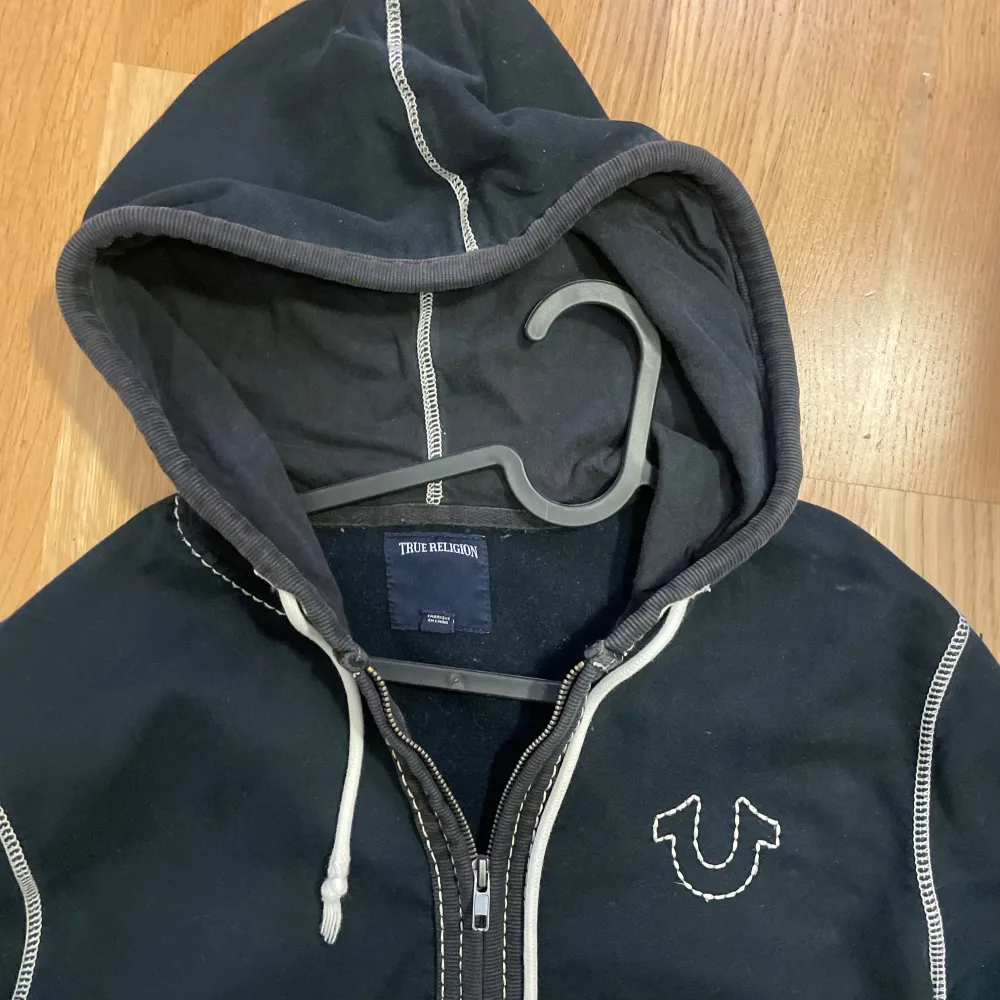 Skitsnygg vintage true religion hoodie i   Väldigt bra skick!. Hoodies.