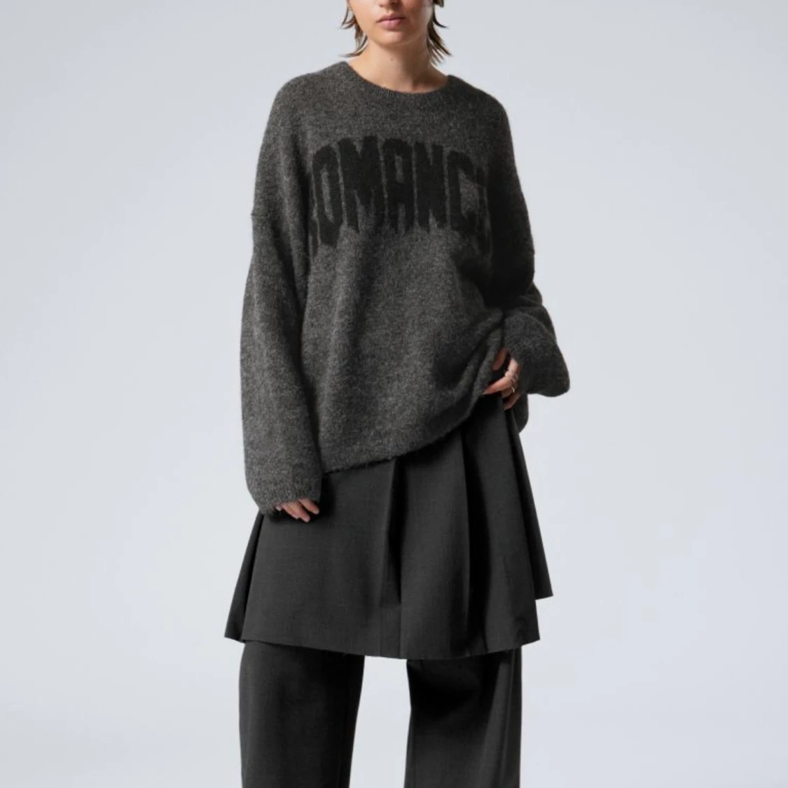 Grå ulltröja med text - 90