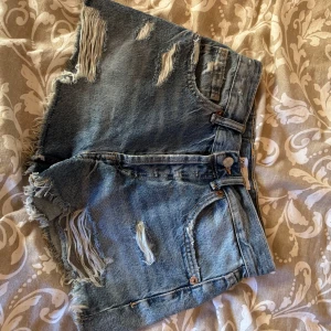 Zara shorts  - Jeans shorts köpta från Zara! Bra skick och nästan aldrig använda. Medelhög midja. 