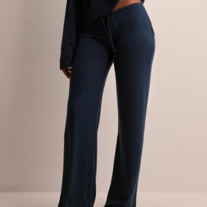 Nelly byxor - Säljer dessa fina byxor som inte kommer till användning, storlek S. Nypris 350kr🩷Dom är lite noppriga vid innerlåren men knappt så man ser speciellt inte när dom är på🫶🏼