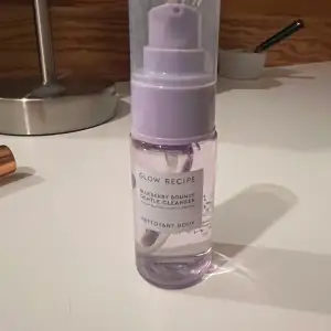 Säljer en Blueberry Bounce Gentle Cleanser från Glow Recipe. Den har en söt lila pumpflaska och är perfekt för att rengöra huden skonsamt. Den ger en fräsch känsla. Perfekt för daglig användning!