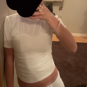 Unik t-shirt - Unik t-shirt i storlek xs! Den är från shein därav priset🤗 Knappt använd!  Köparen står för frakt💜