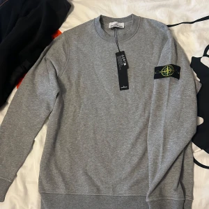 Stone island tröja - Säljer nu min stone island tjock tröja då den är för stor för mig. Vid fler frågor så är de bara att skriva. OBS vid snabb affär går pris att diskutera!