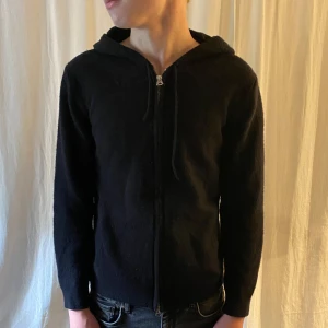  Merino hoodie  -  En Snygg hoodie från märket Gant. Hoodie liknar och känns som Kashmir men är gjord av lammull. Hoodien var i storlek M men blev fel tvättad så är nu snarare i storlek XS. SKICKAS SAMMA DAG!