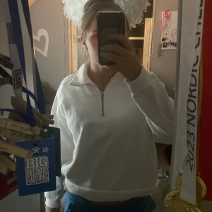 Vit tröja med dragkedja - Säljer en vit tröja med dragkedja i kragen. Tröjan har långa ärmar och en enkel design som passar perfekt för en avslappnad stil. Perfekt för kyligare dagar. Den är jätte bekväm och har mjuk insida. Används 3 gånger Max köpte för 150 säljer för 100