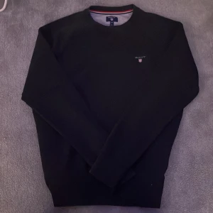 Svart tröja från GANT - Säljer en svart tröja från Gant. Den är i super bra skick och har andvänd 1-2 gånger. Jag säljer den för 400kr men pris går att förhandla vidare om senare.