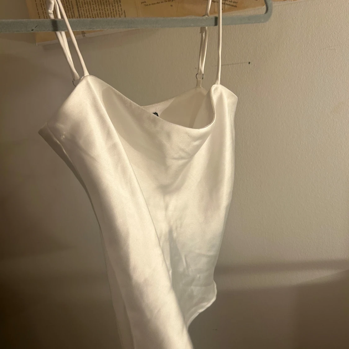 Vit satinlinne från Gina Tricot - 2