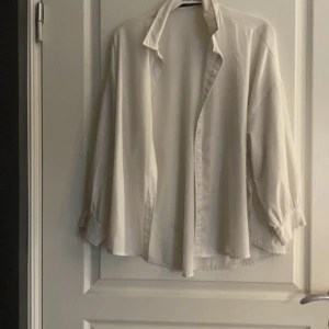Vit skjorta från BikBok - Säljer en stilren vit skjorta från BikBok i storlek XS. Skjortan har långa ärmar och knappar framtill. Perfekt för en klassisk look.