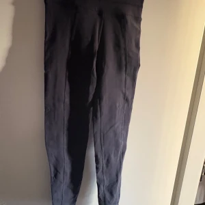 Träningsbyxor!! - Jättesnygga träningsbyxor med flätat på smalbenen!!