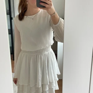 Vit volangklänning  - Jättesöt volangkläning med tunna ärmar från Sisters Point. Den är i ett skönt tunt tyg som passar till sommarkvällar eller student. ☀️💘