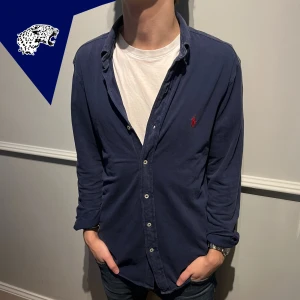 RALPHLAUREN SKJORTA - Fet meshskjorta från Ralph Lauren | Skick: 8.5/10 | Strl: M | Modellen är 182cm lång | Hör av dig om du undrar någonting!