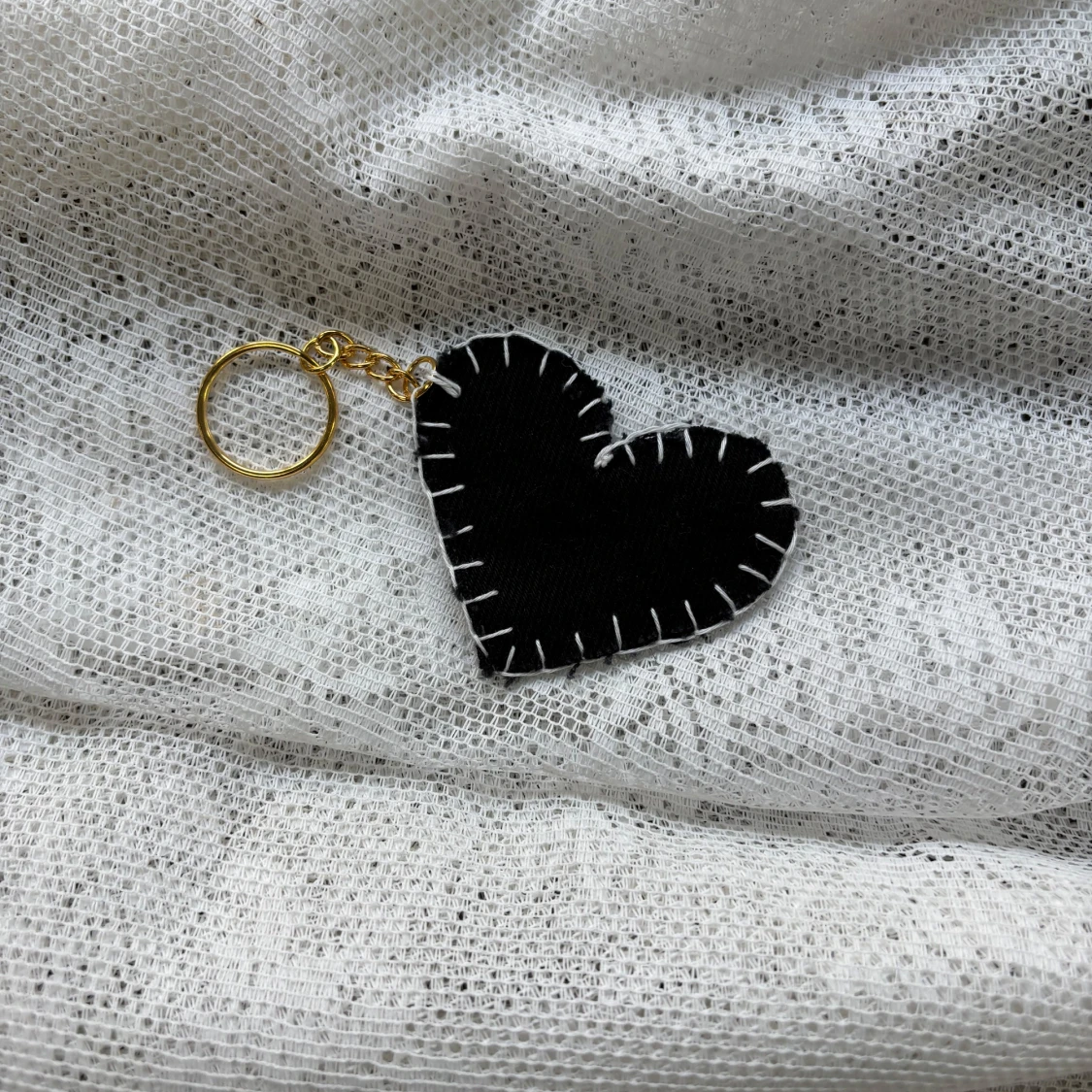 Svart hjärtformad bagcharm 