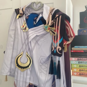 Kaveh Cosplay - Jag säljer denna Kaveh cosplay för den är för stor och jag gillar ej hur den ser ut. Jag haft på mig den två gånger och några delar kan vara sönder men inget man inte kan fixa. Skriv om du vill ha mer bilder
