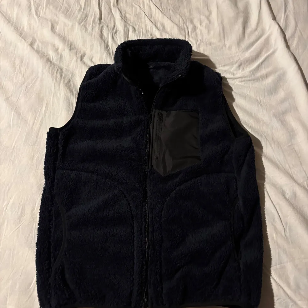 Fleece väst aldrig använd, vet ej märke men storleken står L men sitter som S/M. Takit.