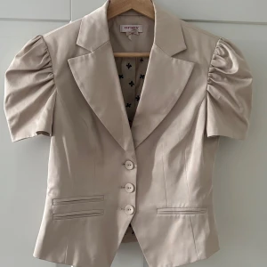 Beige kavaj/topp med puffärmar - Supersöt festtopp som är lite kavaj-liknande i modellen😊