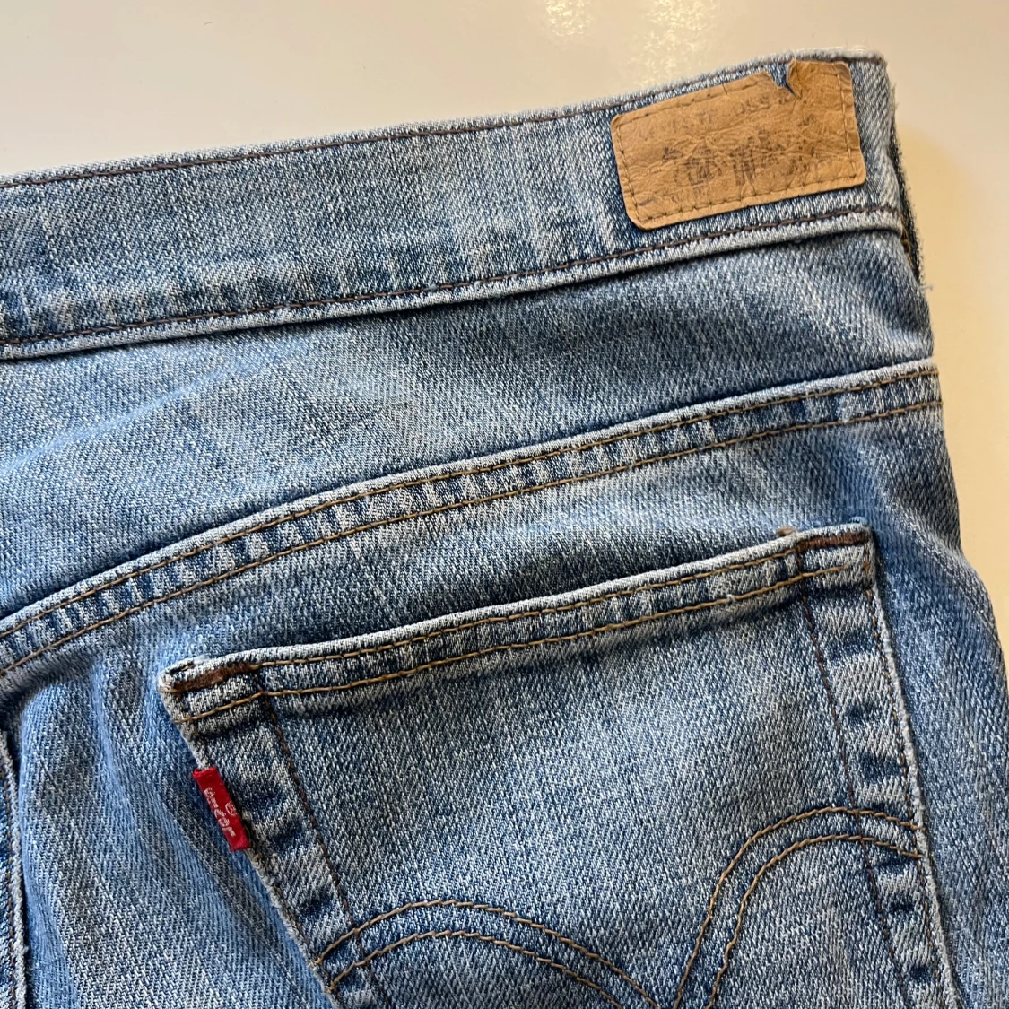 Blå bootcut jeans från Levis - 3
