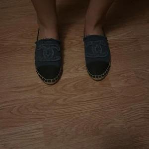 Chanel espadrillos  - Äkta blå Chanel espadrillos. Skorna har en klassisk espadrillosula i naturmaterial och en mörkare tåsektion. Perfekta för en avslappnad stil. Köpte dom för 2400kr på Sellpy men då dom är för små kan jag tyvärr inte använda dom.