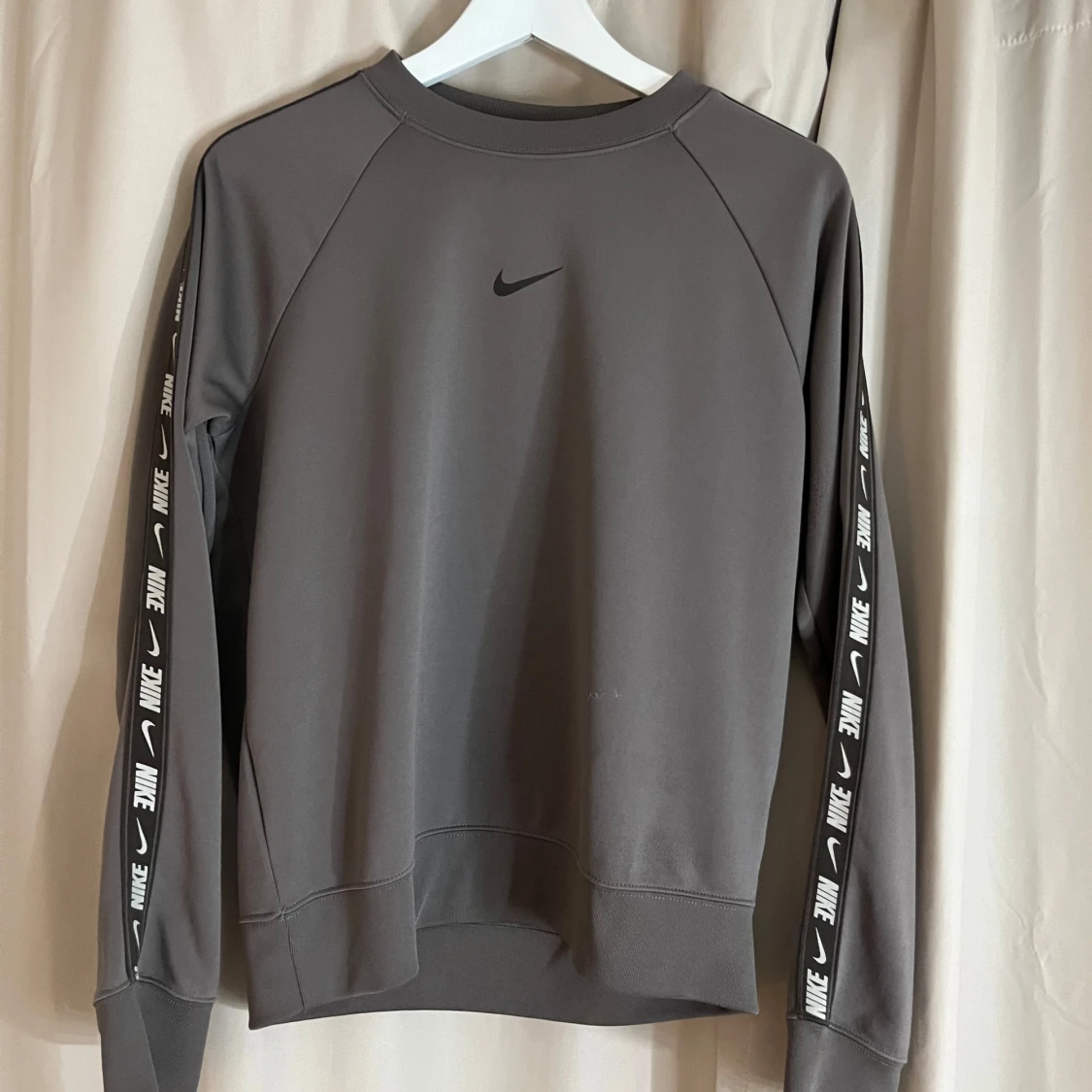 Grå sweatshirt från Nike