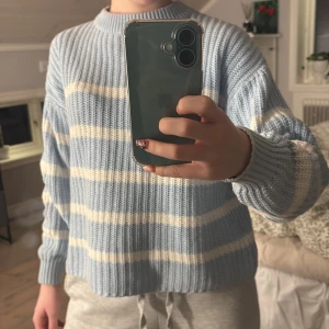 Stickad tröja - En super fin stickad tröja i storlek xs! Tröjan är i bra skick, om ni vill ha fler bilder så är det bara att kontakta mig💕