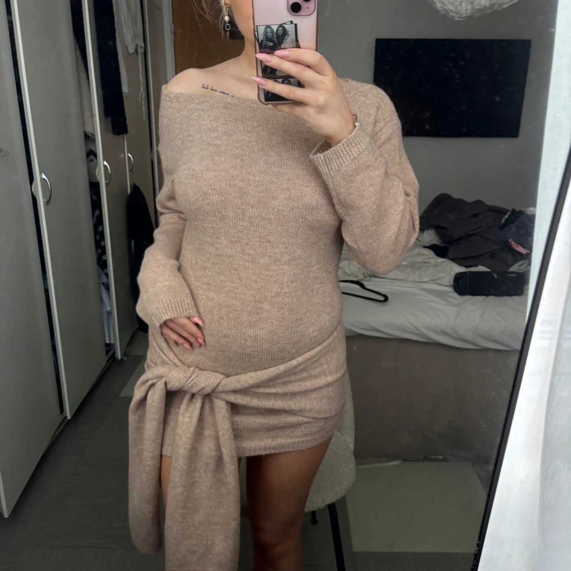 Beige stickad klänning från Femme Luxe - 2