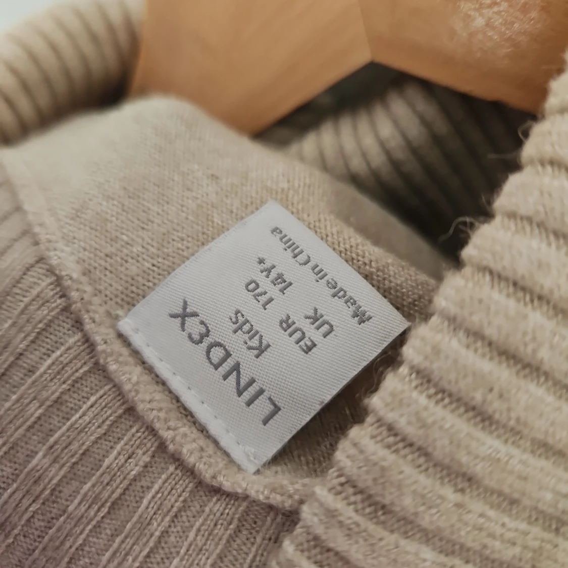 Beige polotröja med rosa stjärnor från Lindex - 2