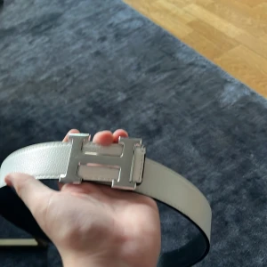 H bälte  - De är i fint skick använt några gånger storlek 116 skulle säga att bältet är 9/10 fraktar samma dag 