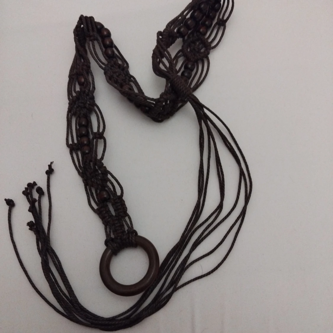 Brunt flätat bälte med trädetaljer - 1