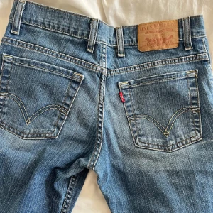 Blå jeans från Levi's - Säljer ett par klassiska blå jeans från Levi's. Raka! Lowwaist