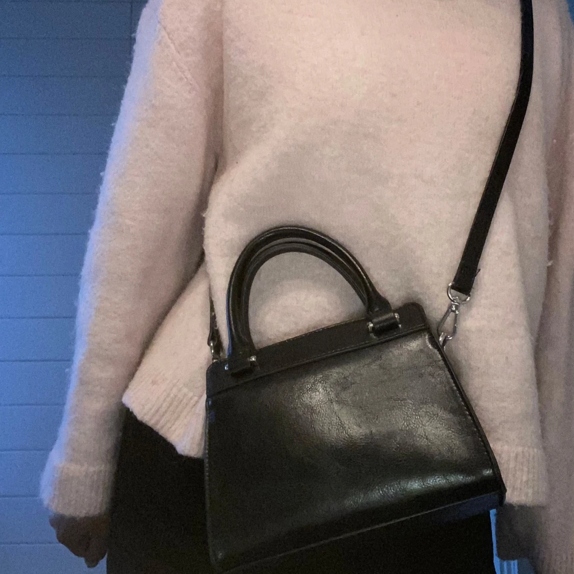 Svart axelväska med dragkedja - 1