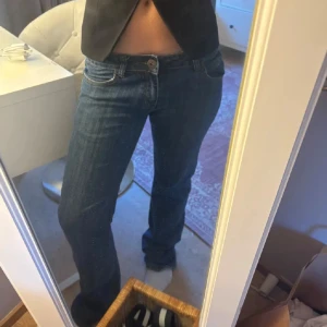 Lågmidjade jeans - Snygga blå lågmidjade bootcut jeans från Greenpoint. Midjemåttet är ca 37 cm rakt över  och innerbenslängden är ca 77 cm💞💞