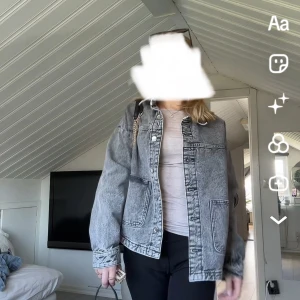 Grå jeansjacka från Zara - En väldigt modern oversize jeans jacka från Zara🩶använd 2 gånger. Bär vanligtvis XS men vill ha den oversized. Skriv vid funderingar🙌🏽🙌🏽
