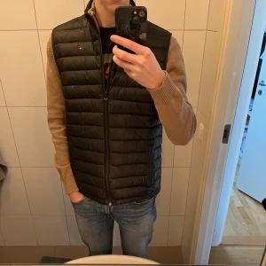 Dunväst från Tommy Hilfiger - Säljer en dunväst från Tommy hilfiger | Bra skick, liten repa på västen | Storlek: S (modellen på bilden är 182 cm lång)🌟