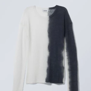 Mörkblå/vit långärmad tröja från Weekday - Snygg långärmad tröja från Weekday i en cool vit och mörkblå design. Tröjan har varit slutsåld länge nu och är väldigt trendig