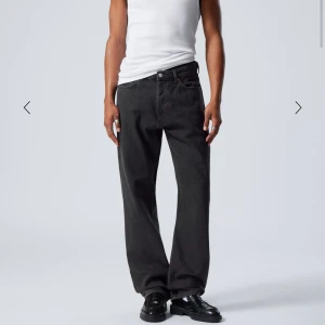 Svarta jeansbyxor - Snygga svarta jeansbyxor med en klassisk straight passform. De har en midwaist design och är perfekta för en avslappnad stil. Byxorna har knappar och dragkedja framtill.