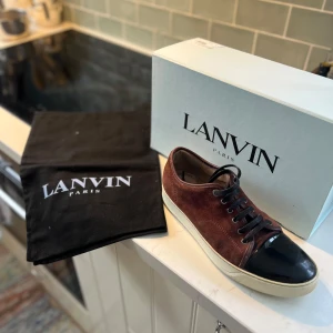 Röd/Svart sneakers från Lanvin - Säljer nu mina Lanvin skor! Modell: Patent Cap Toe Con: 8/10  Säljer pga ingen användning för skorna.  Alltid öppen för att svara på frågor och bytes bud funkar också!