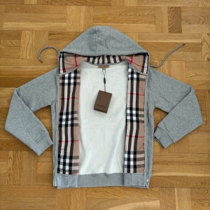 Burberry Hoodie - Helt ny burberry hoodie storlek L men passar M