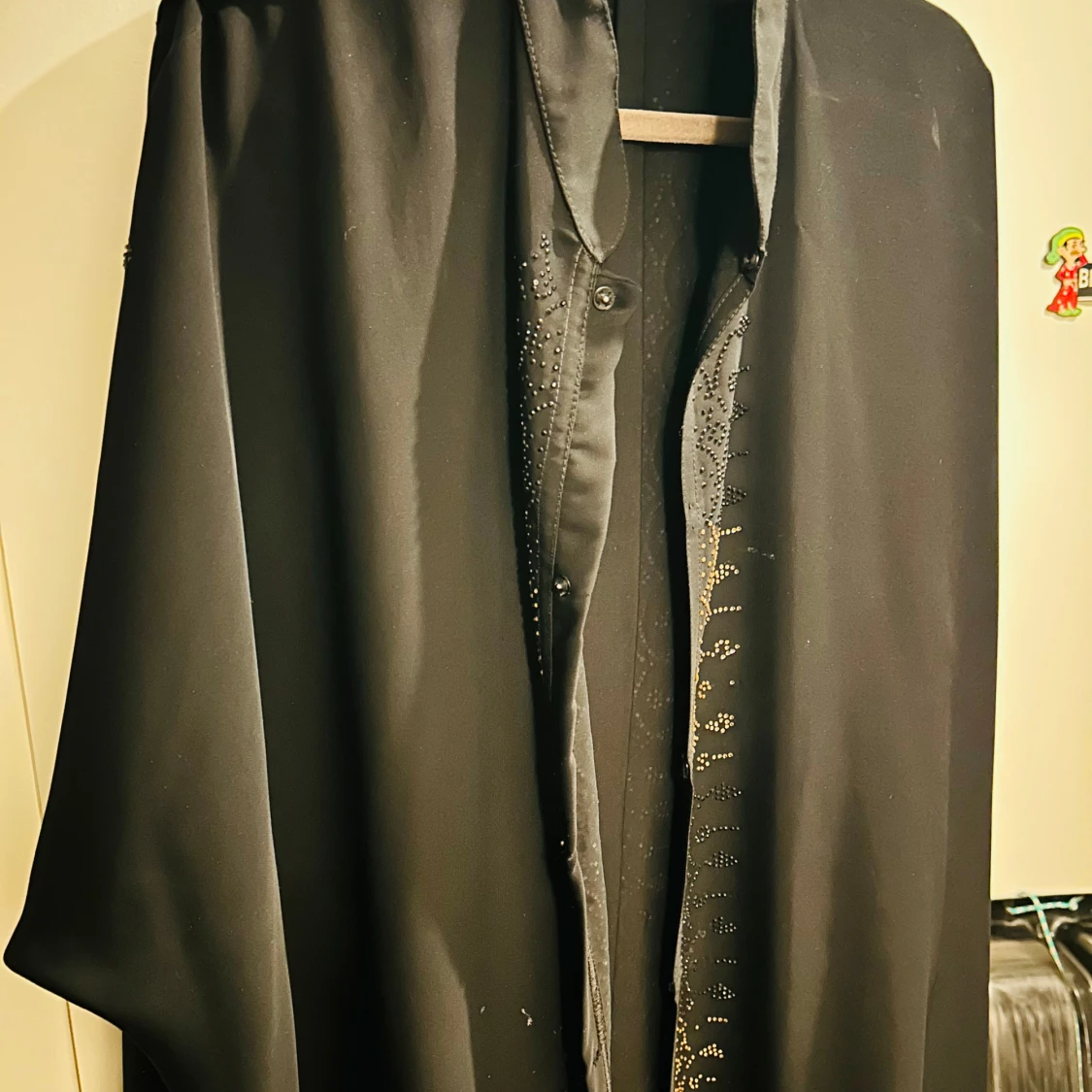 Svart långklänning/ Abaya med broderade detaljer - 2