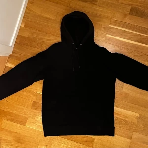 Helt ny svart hoodie från Pier One - Säljer en stilren svart hoodie från Pier One. Perfekt för en avslappnad look. Storlek S. Endast andvänd 1 gång! 