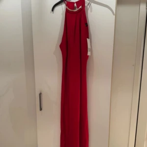Röd långklänning - Såå fin och elegant klänning, perfekt till fest, bal men även bröllop🪩 Från zara och HELT NY😍💗