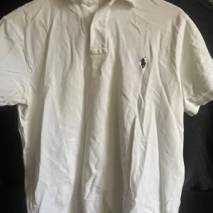Ralph lauren piké - Hej säljer nu en piké från märket Ralph lauren. Storleken är i M pris: 299  Hör av dig vid ytligare frågor💫