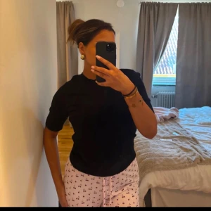 Stickad t-shirt - Super fin stickad T-shirt från Zara! Endast testad men kommer inte till användning!! Super fint och oroligt skön på!!💓 Pris går alltid diskuteras!