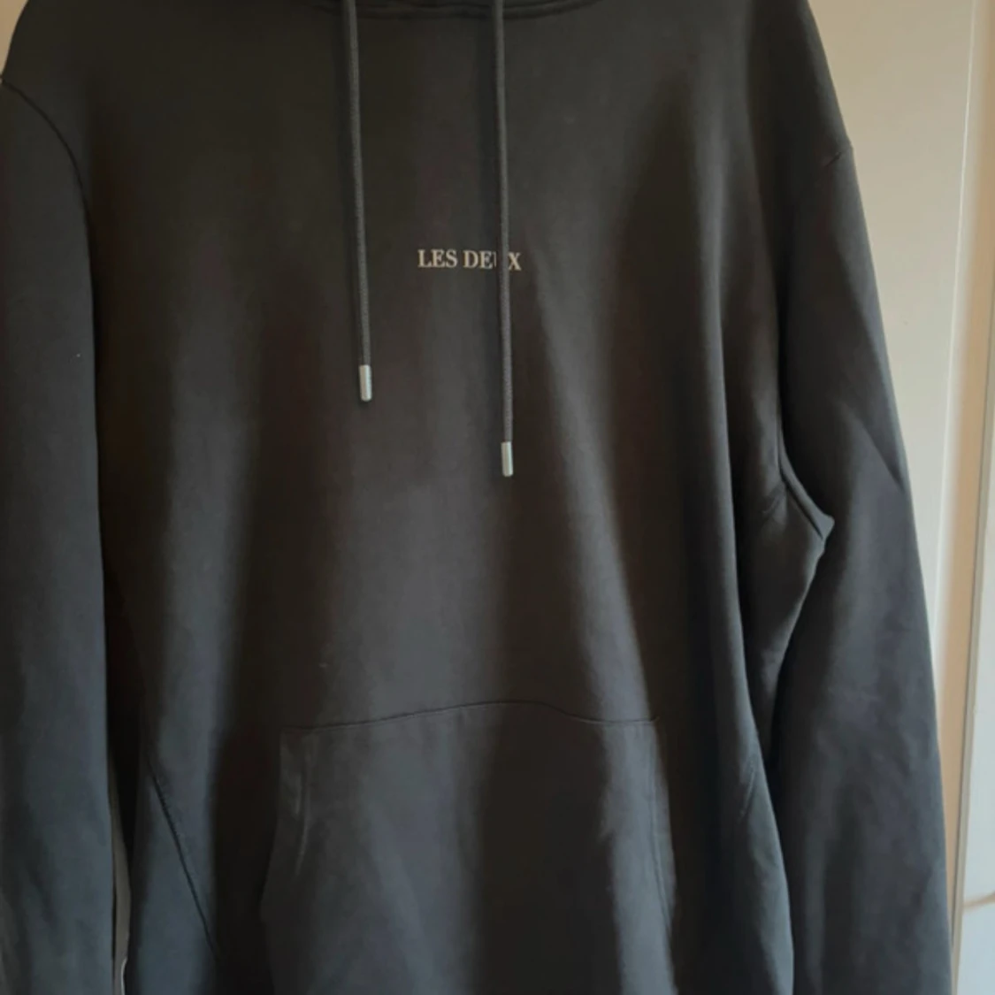 Svart hoodie från Les Deux