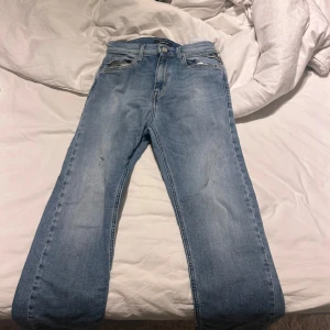 Ljusblå jeans från Replay - Säljer ett par ljusblå jeans från Replay. De har en klassisk femficksdesign och en knappgylf. Perfekta för en avslappnad stil.  165 cm lång 