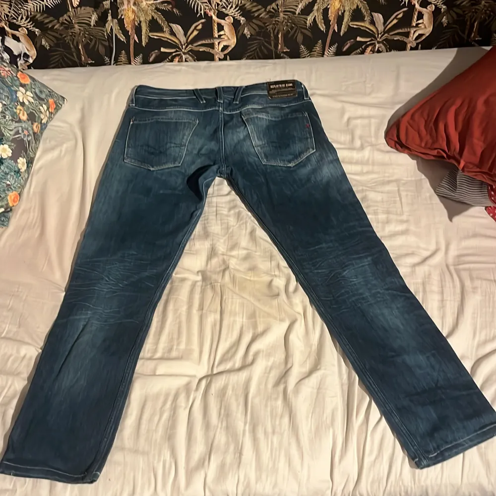 Säljer ett par snygga blå jeans från Replay, modell Anbass. Fett sjön laid/grich stil as najs till sommaren. Mått: 34/34 inre bens längd 76 yttre 101. Farkut & Housut.
