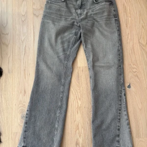 Flared jeans från Zara - Säljer nu mina trendiga flared jeans från Zara i storlek 40. Byxorna är sparsamt använda och utan skavanker. Vid fler frågor eller bilder hur de sitter på så tveka inte på att skriva!