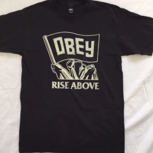 Obey T-shirt  - svart t-shirt från Obey 