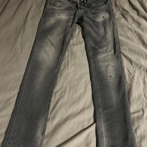 Dondup jeans - Säljer dessa riktigt sällsynta Dondup jeansen för endast 1300 skick 10/10 och dessa är i storlek 30.